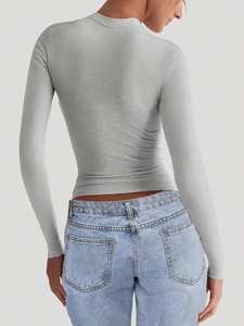 T-shirt gris Y2K à manches longues en maille côtelée pour femme vue de dos en studio