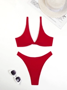 Set bikini rosso a due pezzi con cappello di paglia e occhiali per vacanze al mare