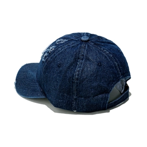 Detailansicht der Distressed Denim Baseballkappe mit Fransen und Vintage-Löchern