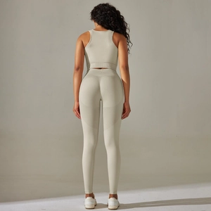 Rückansicht des nahtlosen Yoga-Sets mit Sport-BH und hoch taillierter Fitness-Leggings