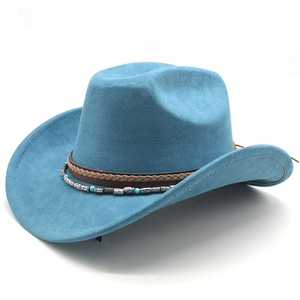 Détail du chapeau de cowboy en daim turquoise avec bande ethnique et perles turquoises