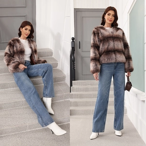 Cappotto in finta pelliccia a righe verticali da donna indossato da una modella