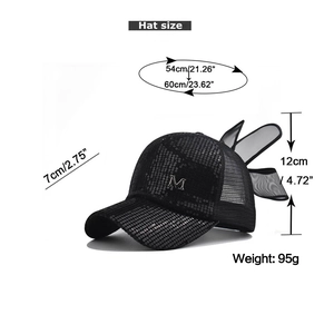 Vue détaillée de la casquette pailletée pour femme avec logo M et nœud en résille