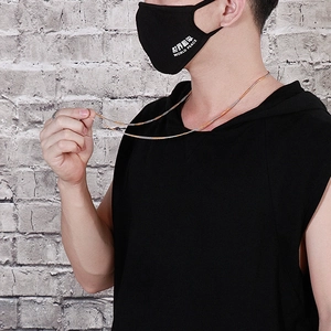 Détail d'un collier chaîne serpent minimaliste tricolore porté par un mannequin homme