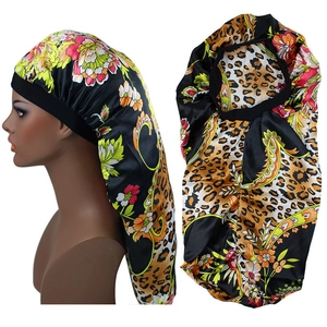 Dettaglio della cuffia da notte lunga in raso con stampa leopardata, fiori ed elastico