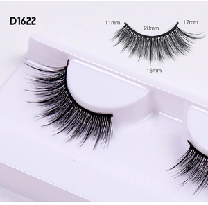 Detailansicht der D1622 künstlichen Wimpern mit 11-17mm Maßen auf weißem Träger