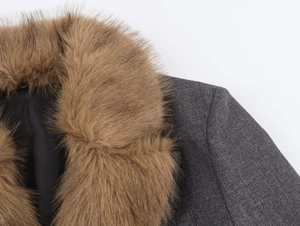 Dettaglio del blazer grigio testurizzato con collo in ecopelliccia marrone e fodera nera