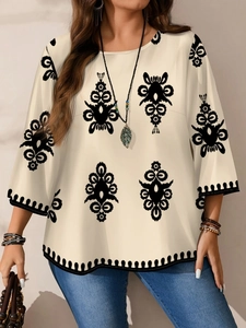 Detail van de boho print blouse met halflange mouwen en een elegante ronde halslijn