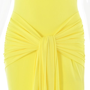 Détail d'une robe jaune sans manches avec taille froncée et design de drapé noué