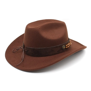 Détail du chapeau en feutre marron foncé avec bande en cuir et perles décoratives