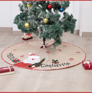 Détail du cache-pied de sapin de Noël en lin brodé avec Père Noël et texte festif