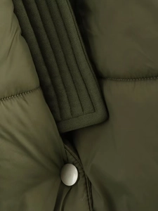 Detail von armeegrüner Baumwolljacke mit winddichtem Stoff und gestrickten Rippbündchen
