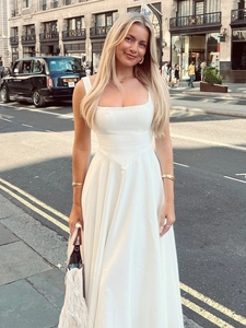 Robe longue blanche élégante à col carré et détail de taille en V pour affiner la silhouette