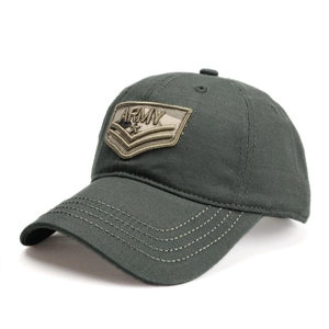Dettaglio del ricamo ARMY e delle strisce a V sul cappellino da baseball in cotone mimetico
