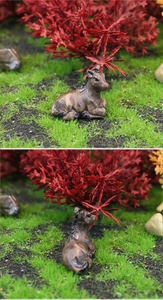 Dettaglio macro della statuetta in resina marrone di asino in miniatura con trama di pelliccia