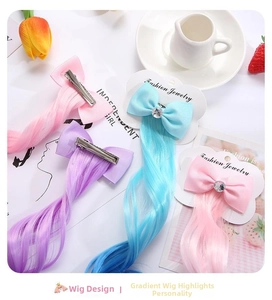 Dettaglio di fermagli per capelli con fiocchi colorati ed estensioni ondulate sfumate
