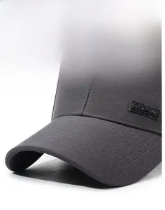 Primer plano del borde de la gorra gris oscuro y el parche de cuero con logo lateral