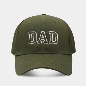Detalle de gorra de algodón verde oliva con bordado DAD blanco y visera rígida