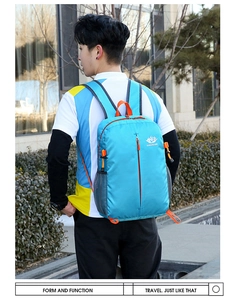 Sac à dos de randonnée pliable bleu ciel avec fermetures éclair orange et poches latérales