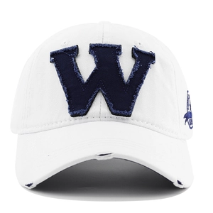 Détail de casquette en coton blanc avec écusson W bleu et finitions effilochées