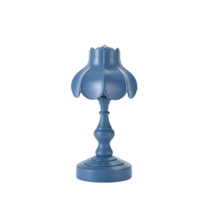 Luce notturna LED blu stile vintage con paralume a petalo su sfondo bianco puro
