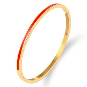 Brazalete minimalista de acero titanio dorado con banda de esmalte rojo y acabado de metal cepillado