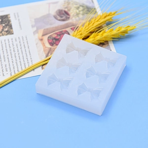 Moule en silicone blanc pour chocolat avec six cavités détaillées en forme de nœud