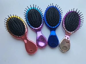 Dettaglio di quattro spazzole per capelli con sfumature galvanizzate e cuscinetti d'aria