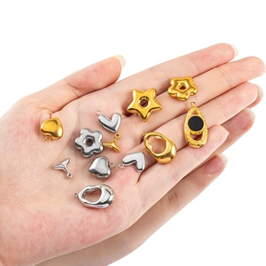 Perles pendentifs DIY en acier inoxydable cœur et étoile en or et argent sur la paume