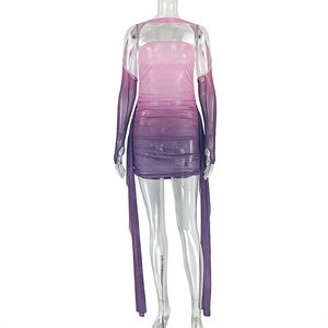 Dettaglio del tessuto mesh sfumato rosa e viola con elegante coulisse sul lato della gonna