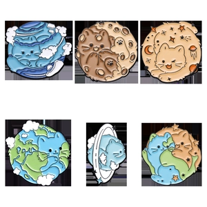 Détail de six épingles à chat créatives en émail sur les thèmes de la terre, de la lune et de l'espace
