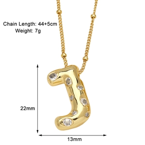 Vue détaillée du pendentif lettre J dorée avec zircons et dimensions de 22x13mm