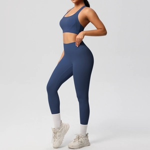 Detalle del conjunto de leggings de yoga azul oscuro de talle alto y sujetador deportivo sin costura