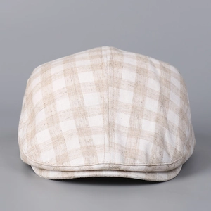 Détail du tissu respirant en mélange de lyocell et lin sur cette casquette plate à carreaux