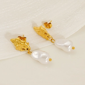 Dettaglio degli orecchini con perle barocche e finitura texture lava in oro 18 carati