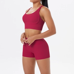 Vue détaillée d'un ensemble de yoga rouge foncé sans couture avec short à taille haute