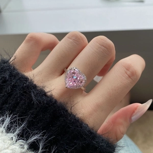 Vue détaillée d'une bague en argent sterling ornée d'une pierre rose en forme de cœur