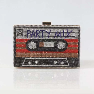 Pochette de soirée cassette rétro avec strass et slogan A Party Mix chic