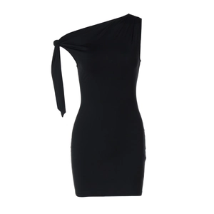 Détail de la mini-robe noire à une épaule avec nœud latéral élégant et coupe ajustée