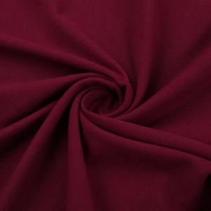 Détail du tissu floral rouge vin montrant le drapé souple et le tissage délicat