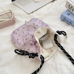Vista interna della borsa a coulisse in seersucker floreale con spazio per oggetti