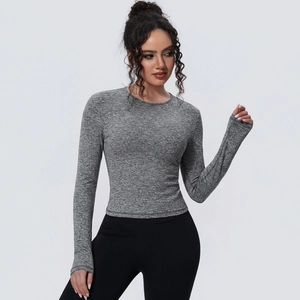 Détail du haut de yoga gris chiné à manches longues avec coupe ajustée et tissu respirant