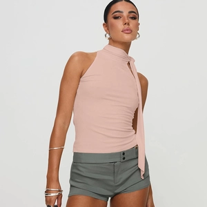Detailansicht des rosa Neckholder-Tops und der militärgrünen Shorts mit Doppelknöpfen