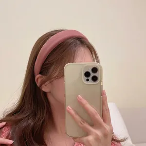 Serre-tête en velours rose poudré rembourré pour effet volume dans un miroir