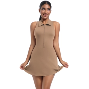 Détail d'une robe de tennis sans manches kaki avec col zippé et taille cintrée sport