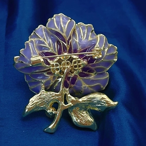 Vue macro de la structure arrière et du fermoir épingle de la broche pivoine en émail violet