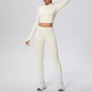 Détail de l'ensemble de yoga beige avec passe-pouces, veste zippée et legging taille haute
