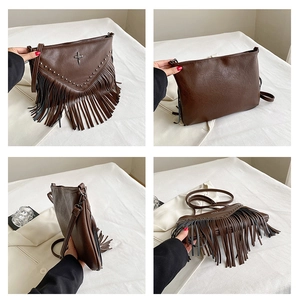 Détails du sac en cuir marron avec franges, croix en métal et rivets décoratifs