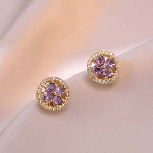 Orecchini dorati con fiori in zircone viola a cuore su tessuto di seta champagne