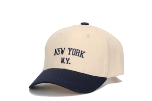 Détail de la broderie New York sur la casquette bicolore en coton pour enfants